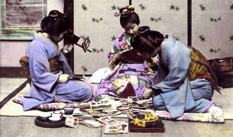 Two Geisha and a Maiko Lookingat-Stereoviews in T.-Enami's Studio. 1898-1907. Stereoviews are images that create a 3D effect.