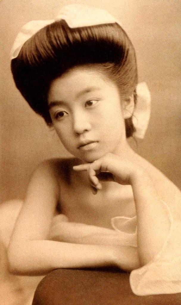 This unusual pose for a geisha dates to the Late Meiji or Early Taisho period (1900-1920).