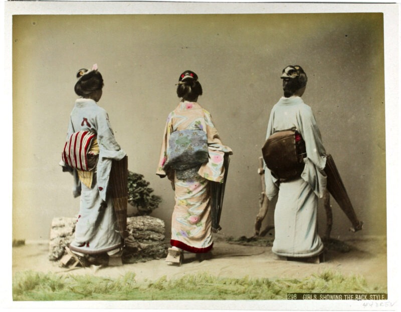 Kusakabe Kimbei - Girls showing the back style